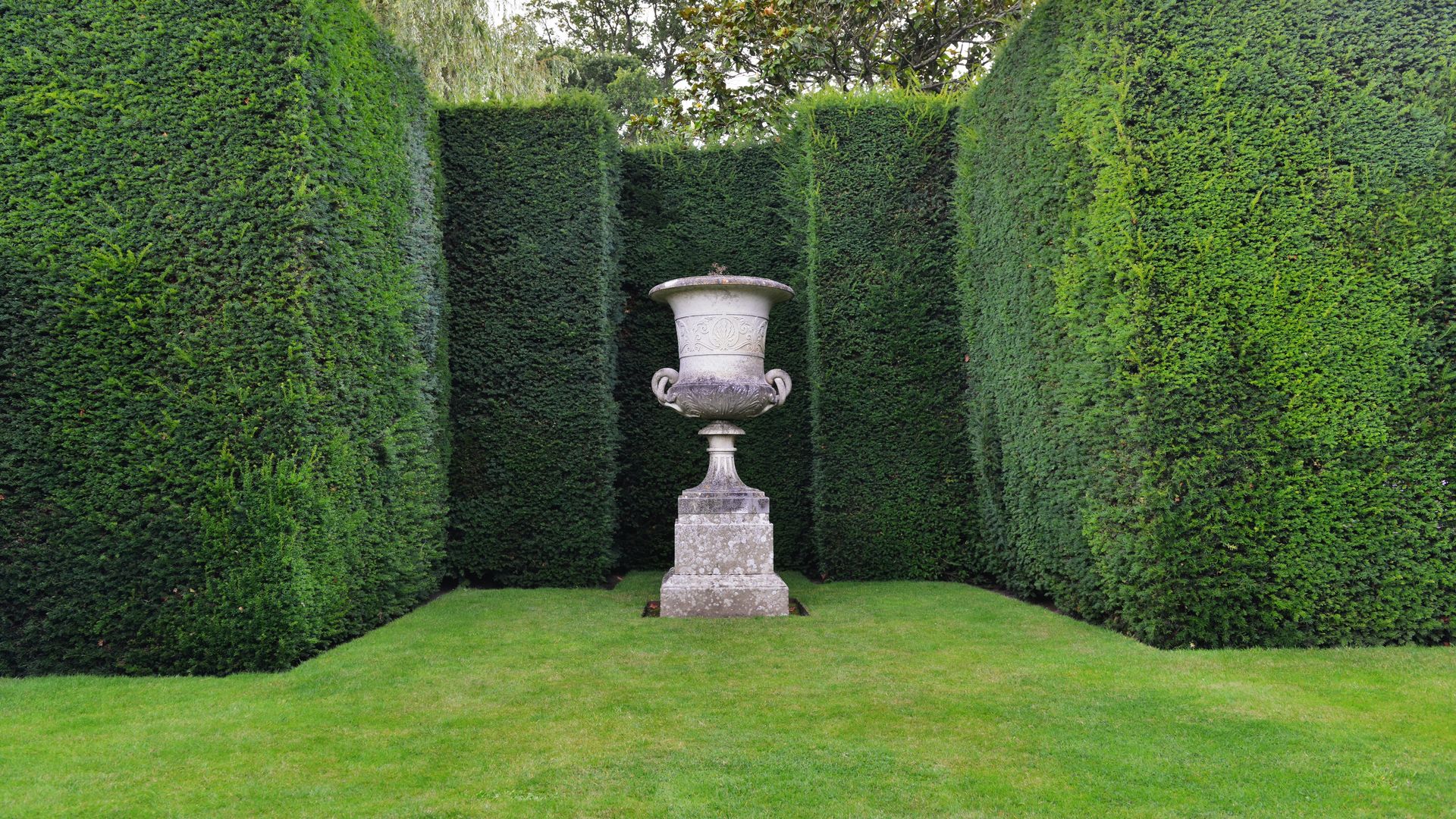 Picture of a sculture representing a pot on a stand in the maze garden