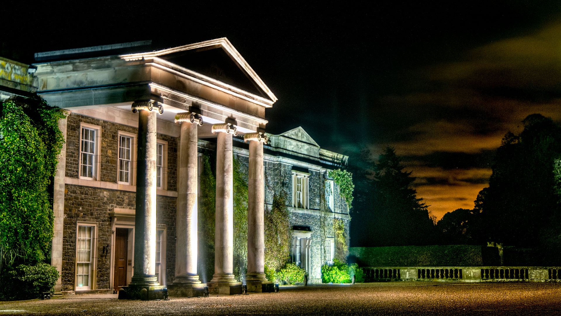 Picture from the front of the house with the main door